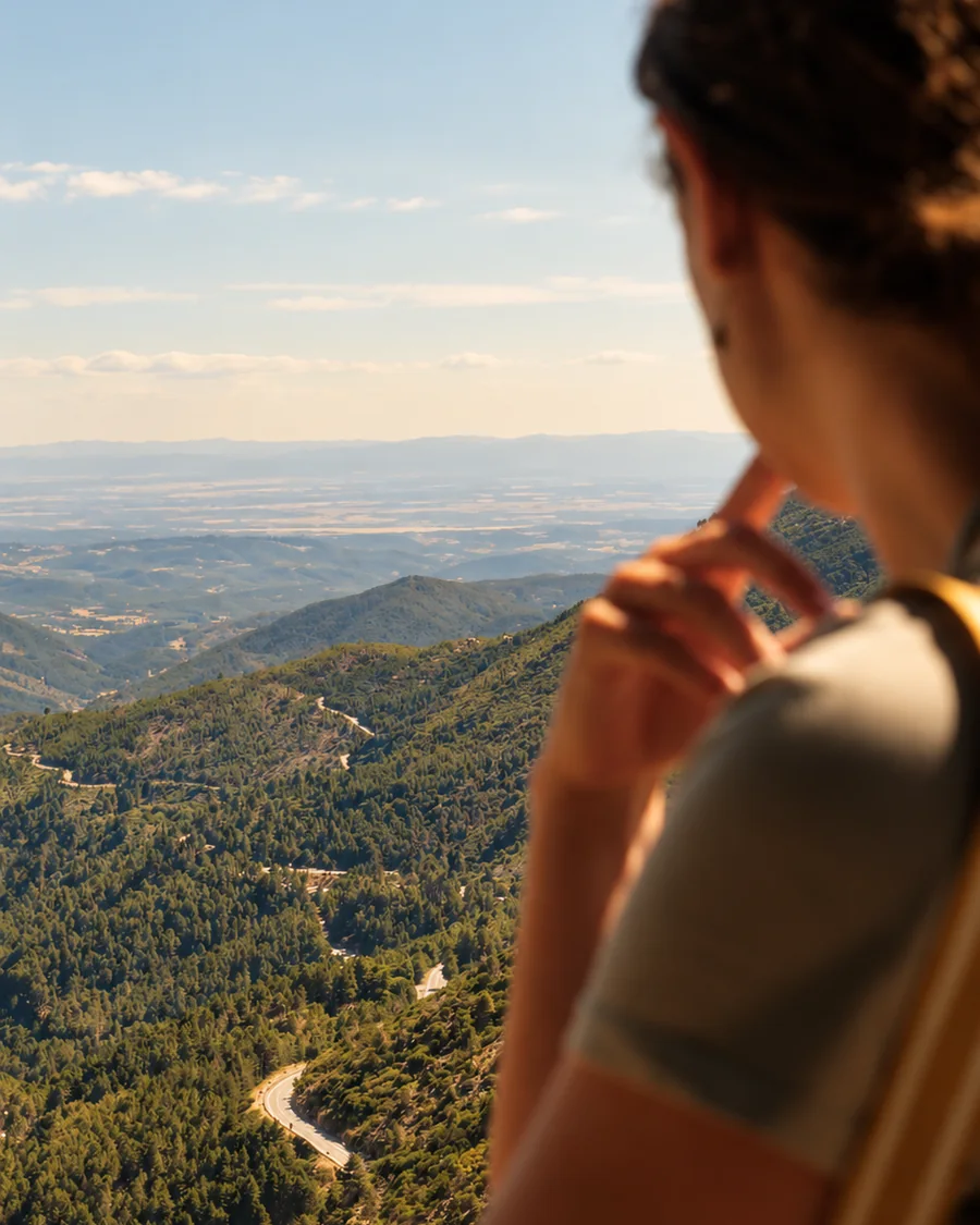Mencía Barroso contempla un paisaje de montaña