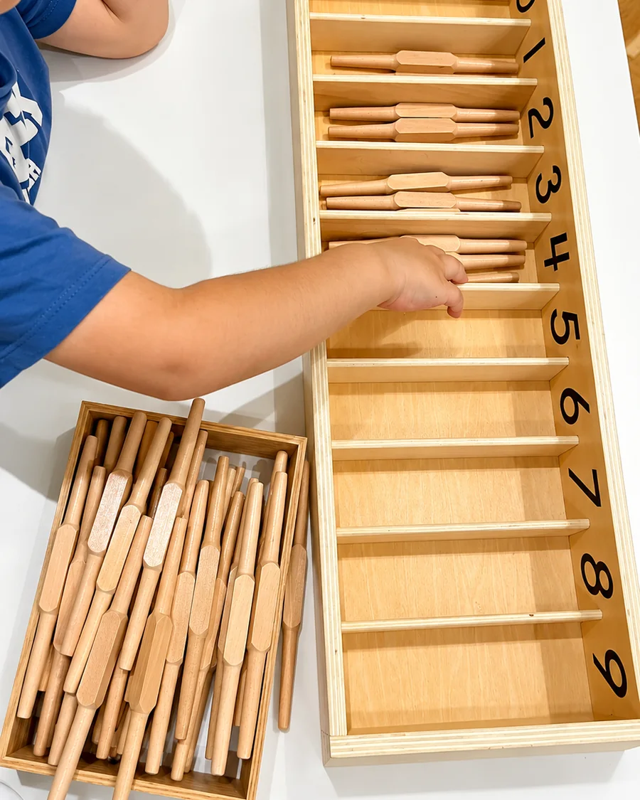 Trabajo matemático manipulativo con la caja de husos Montessori